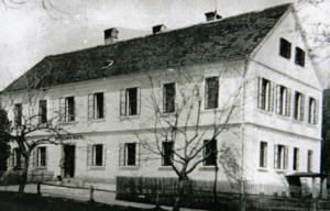 Nekdanje šolsko poslopje v Zrecah z vodnjakom pred vhodom